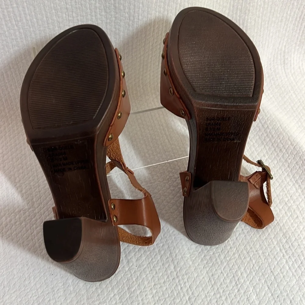 Sugar Quele Brown Vegan Leather Brass Studded Block Faux Wood Heeled Sandals 6.5